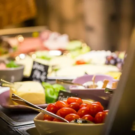 Hotel Ostel Jugendhotel 3*